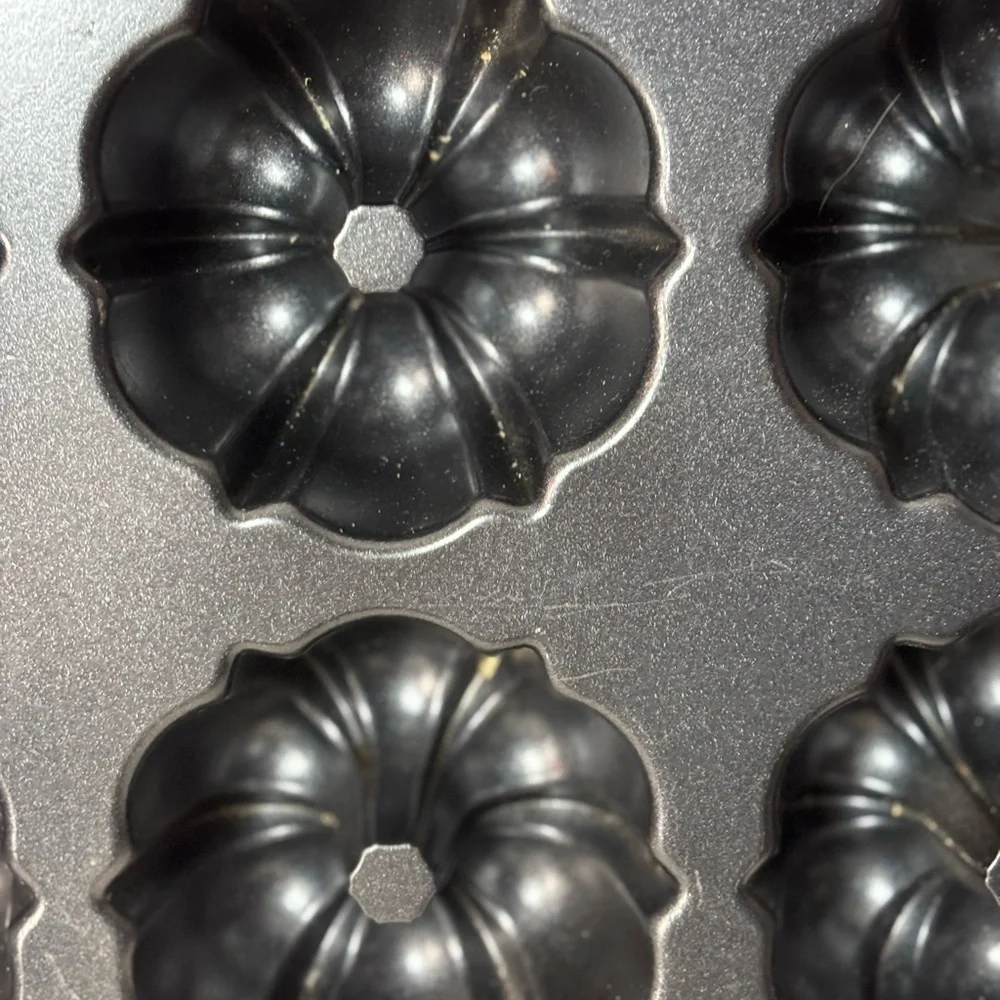 Nordic Ware Premium Black Non-Stick Mini Bundtlette Muffin Pan